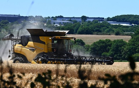 Un fermier francez conduce o combină de recoltat grâu pe un câmp din Plo'rmel, vestul Franței Sursa foto: Profimedia