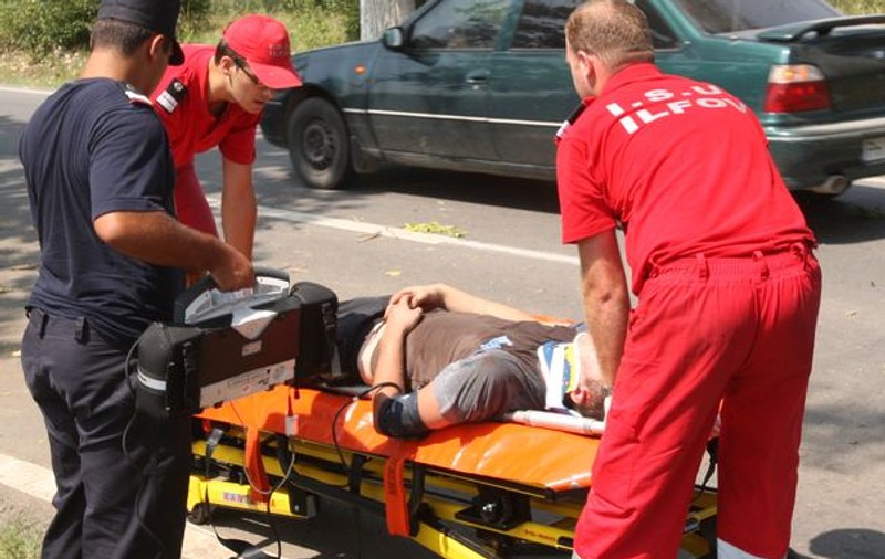 Accident rutier în Bistrița. Cinci tineri răniţi, după ce au intrat cu maşina într-un cap de pod