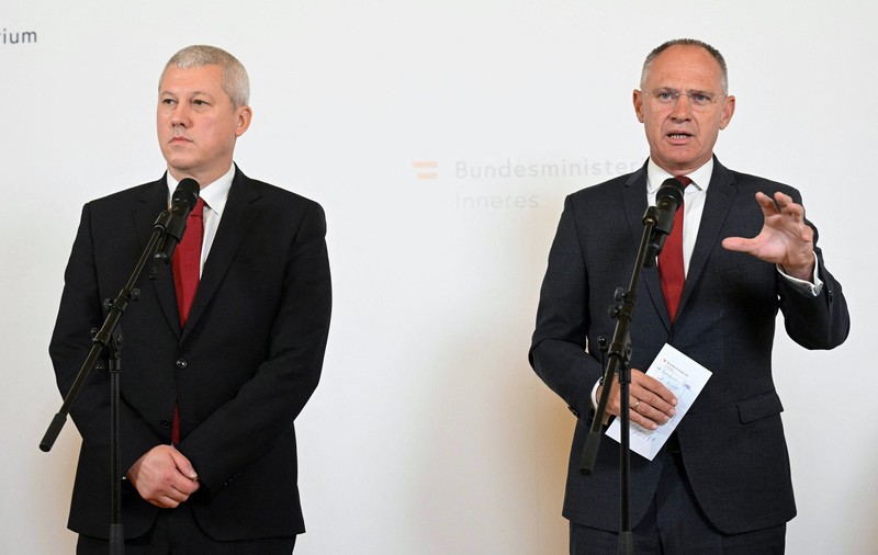 Ministrul de interne austriac anunță de lângă Cătălin Predoiu că „ar fi greșit să stabilim o dată” pentru ridicarea granițelor terestre Schengen