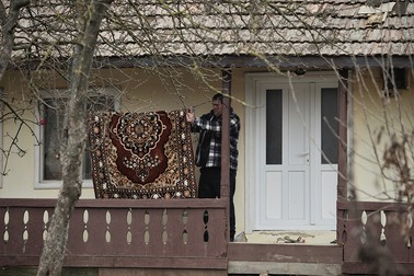 Spălatul rufelor, călcatul, gătitul, toate sunt în sarcina lui Petronel