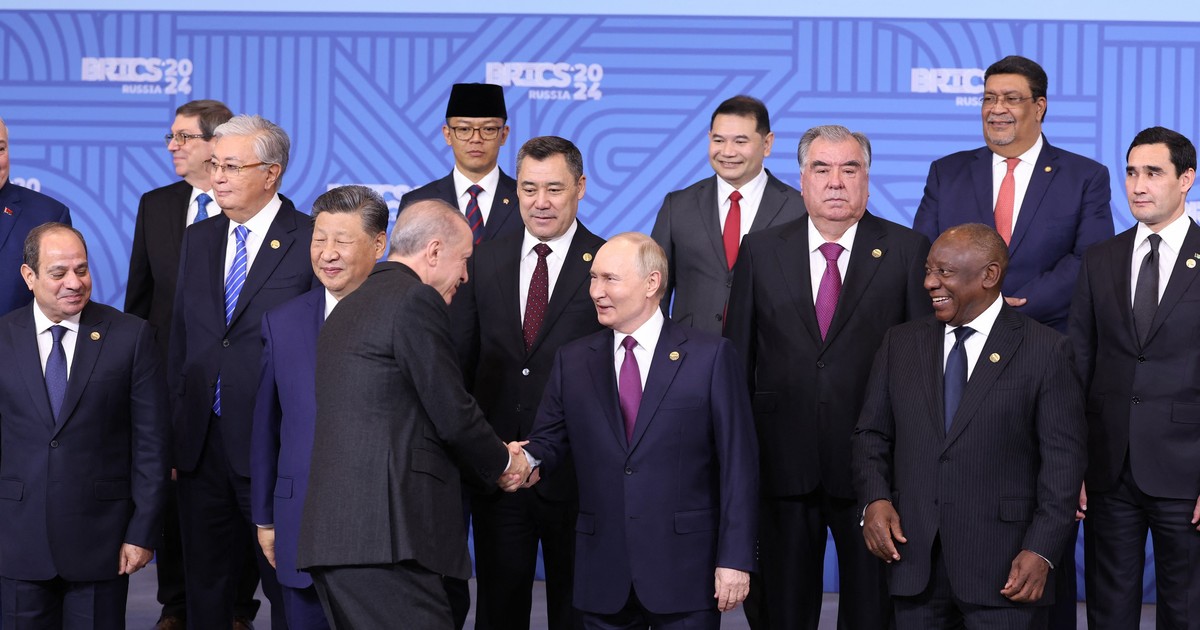 Președintele turc Recep Tayyip Erdogan, președintele iranian Masoud Pezeshkian, președintele egiptean Abdel Fattah al-Sisi, președintele Azerbaidjanului Ilham Aliyev, președintele Belarusului Alexander Lukașenko, președintele Kârgâzstanului Sadyr Caparov, președintele Kazahstanului Kassym-Jomart Tokayev și președintele Chinei Xi Jinping participă la fotografia de grup realizată la cel de-al 16-lea summit BRICS din Kazan, Rusia, pe 24 octombrie 2024, Foto: Profimedia Images