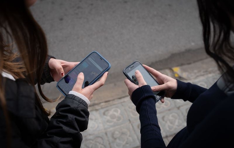 Anglia interzice telefoanele mobile în școli. „Reprezintă o distragere nedorită a atenției în clasă”