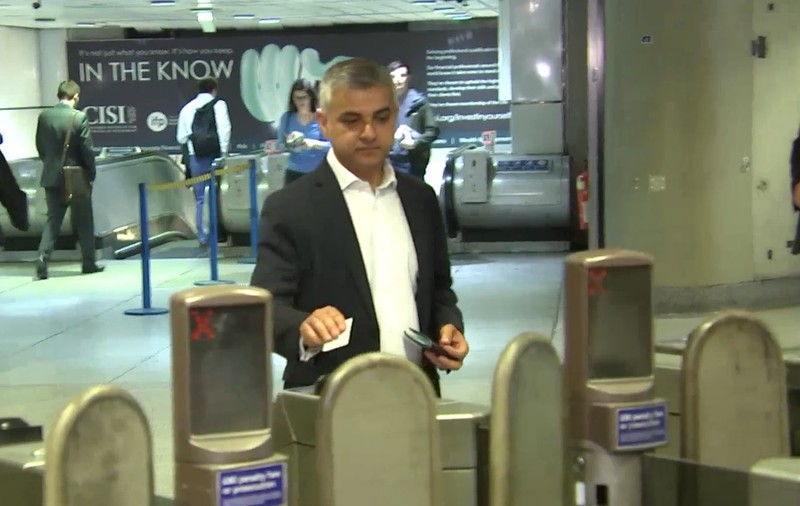 Noul primar al Londrei a mers cu autobuzul și metroul la serviciu