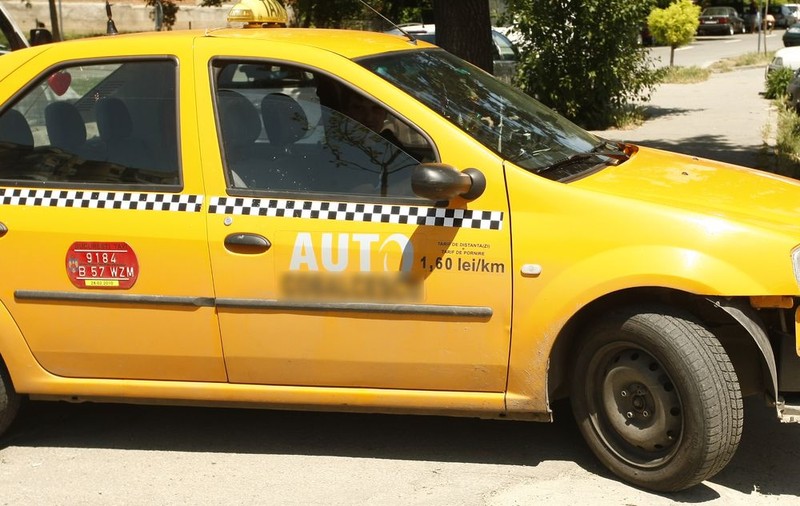 Un taximetrist a fost găsit mort în maşina sa