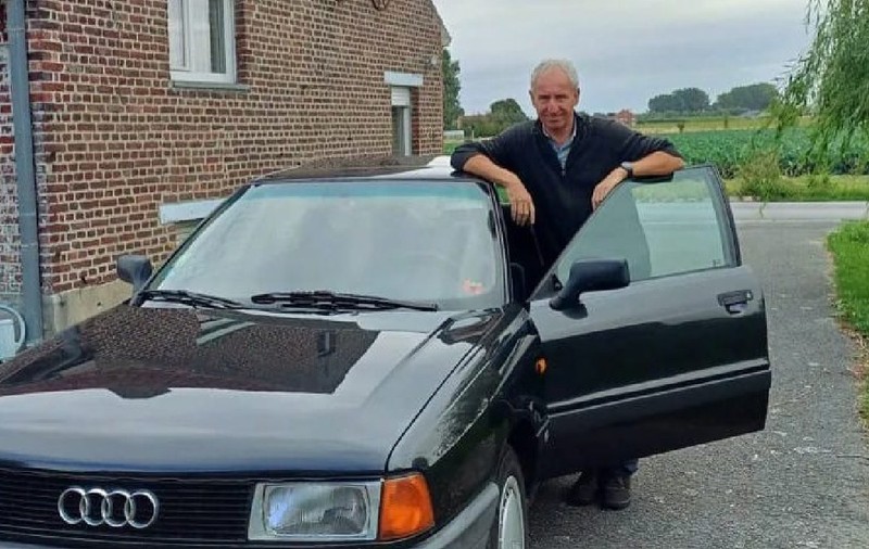 Un belgian langa un Audi 80 negru din 1991