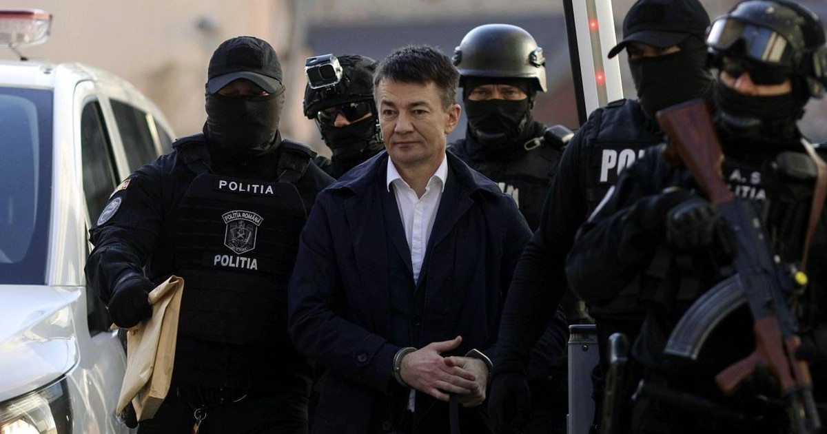 Momentul in care Alexandru Balan este condus spre masina Politiei care il va duce la Albita - granita cu Republica Moldova