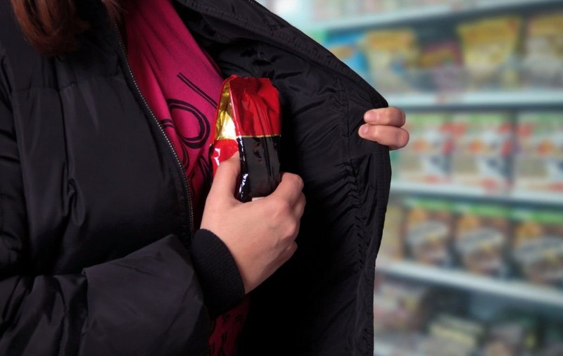 O grupare de infractori români a furat șampanie de 73.000 de lire din supermarketurile din Marea Britanie