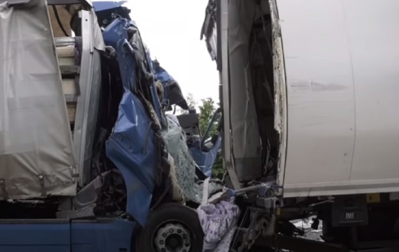 VIDEO | Un șofer de TIR din România, victima unui accident înfiorător care a avut loc în Germania. A fost strivit în cabină