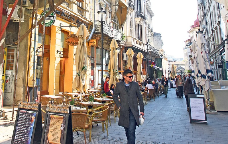 Îşi riscă viaţa când beau o cafea! În caz de cutremur, clădirile din Centrul Istoric al Bucureştiului ar putea să se prăbuşească | FOTO