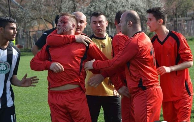 Scandal uriaș la meci! Așa arată un jucător bătut pe un teren din România! A continuat să joace până la final!