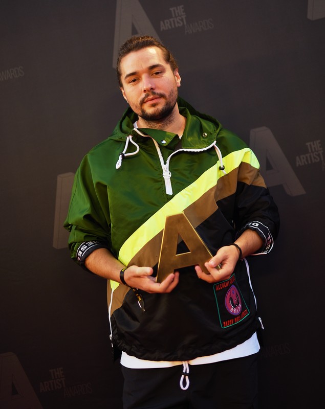 Defilare extravagantă la The Artist Awards. Vedetele au purtat ținute de mii de euro, cu sclipici, blană, paiete și voal