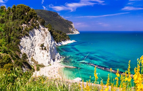 Șase locuri din Italia cu cele mai frumoase plaje sălbatice și gratuite