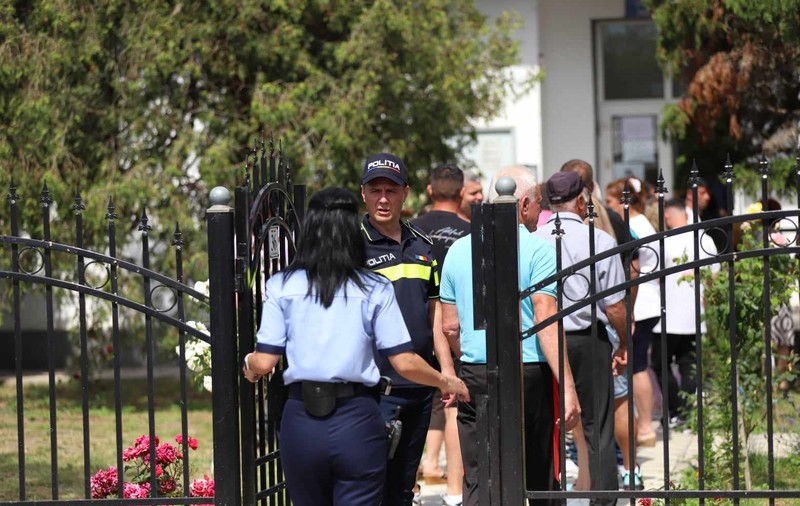 ALEGERI 2024. Secția de votare din Belciugatele, Călărași, păzită de jandarmi și polițiști, după bătaia dintre PSD și PNL de săptămâna trecută. „50 de porții de mici și o friptură la doi oameni”