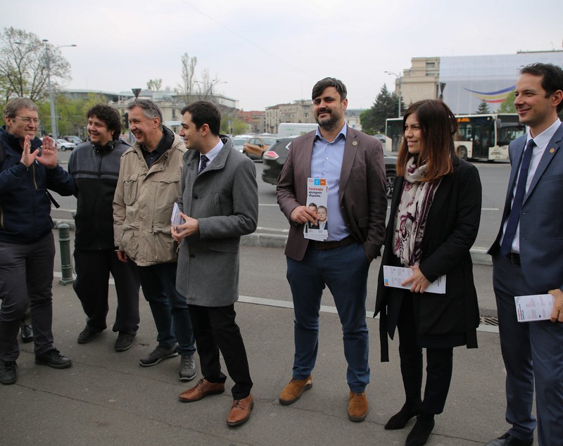FOTO | Parlamentarii USR vin în Piaţa Victoriei, la ora şedinţei de Guvern. Fac audienţă publică, în contextul unei posibile Ordonanţe pe Codurile Penale