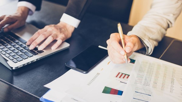 Guvernul propus de Luca Niculescu vrea să elimine impozitul minim pe cifra de afaceri din 1 ianuarie 2027. Poză cu caracter ilustrativ. Foto: Shutterstock