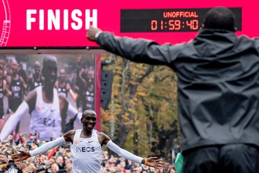 Eliud Kipchoge, după ce a trecut linia de sosire