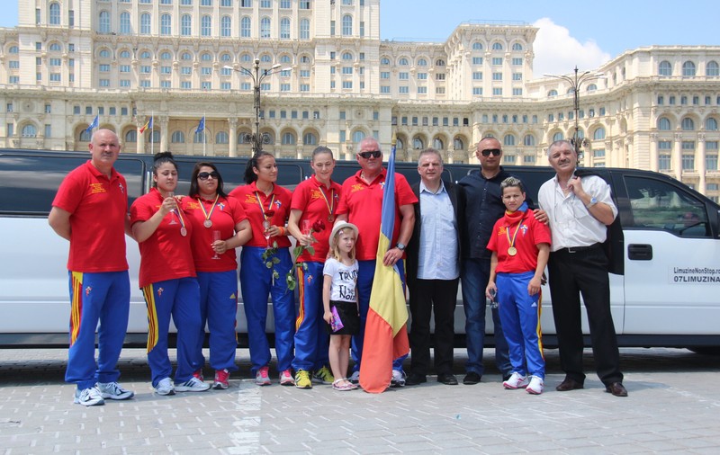 Performanţă pentru boxul românesc! Două pugiliste s-au calificat în sferturi la CM 