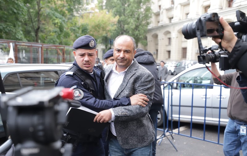Silvestru Șoșoacă a venit la Parchetul General să își vadă fosta soție și a fost la un pas să fie linșat de mulțime