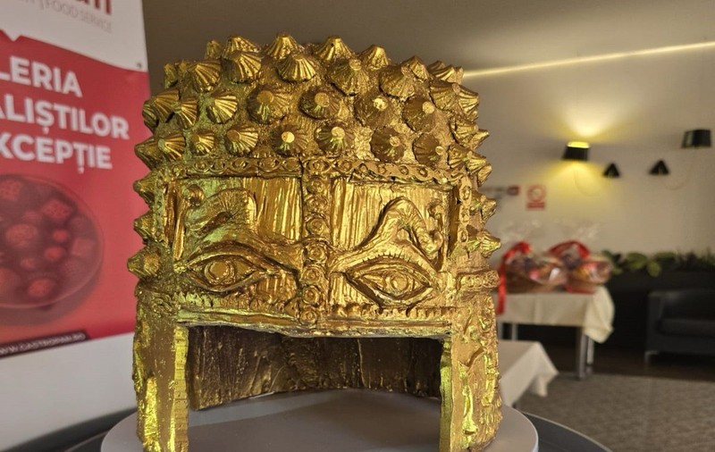 Festivalul Chocolate Saga, la Iași: Coiful de la Coțofenești, recreat de o artistă în 50 de zile, din ciocolată și foiță de aur