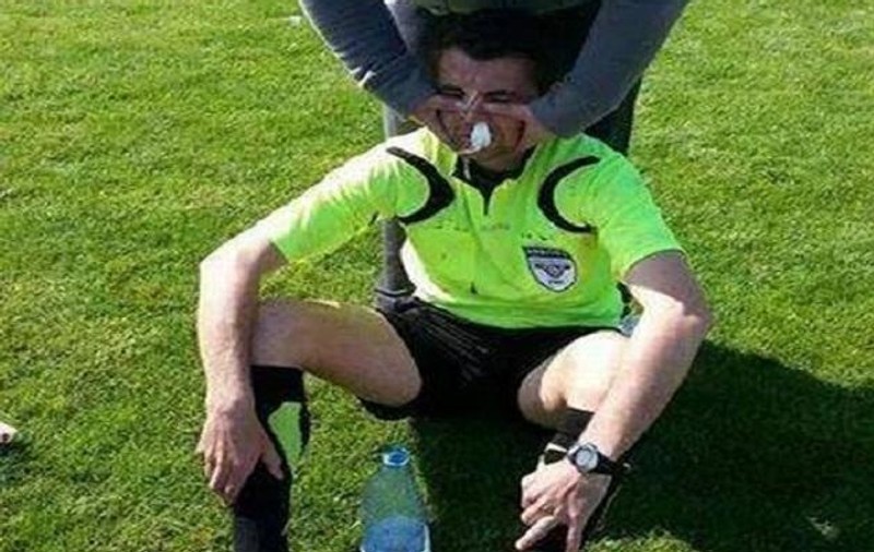 Un politician l-a lovit pe un arbitru minor cu telefonul în cap la un meci de fotbal din România! Victima a fost transportată de urgență la spital