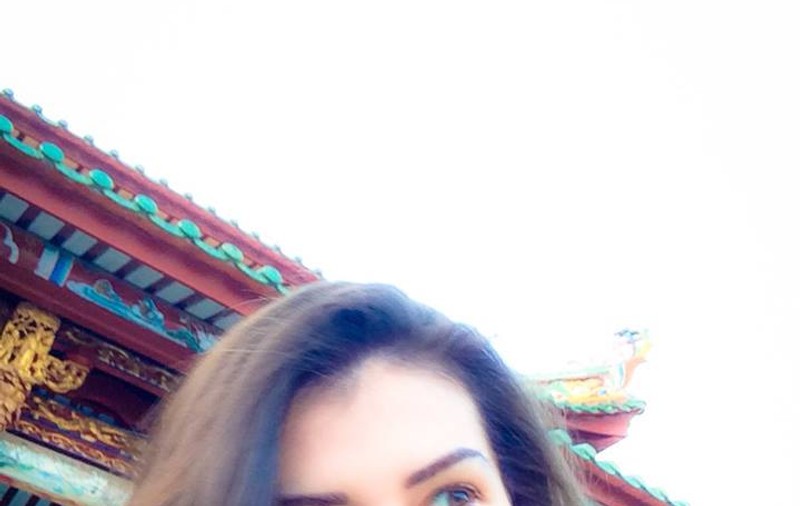 EXCLUSIV/ Mr. Pink a dus-o pe Moni la statuia lui Budha! Ce a făcut românca în timp ce chinezul se ruga!