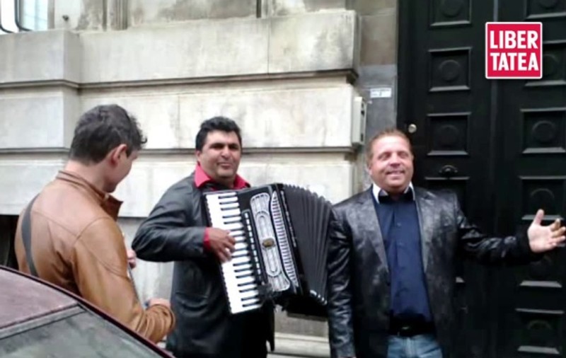 Lăutarii îi cântă lui Pepe la scara blocului | VIDEO