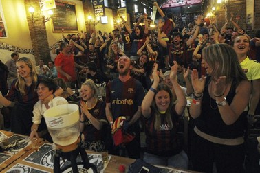 epa04786789 Barcelona FC fans celebrate their team's first goal against Juventus during the Champions League final match held at the Olympic Stadium in Berlin as they watch the game at a bar in Barcelona, Spain, on 06 June 2015. EPA/Marta Perez