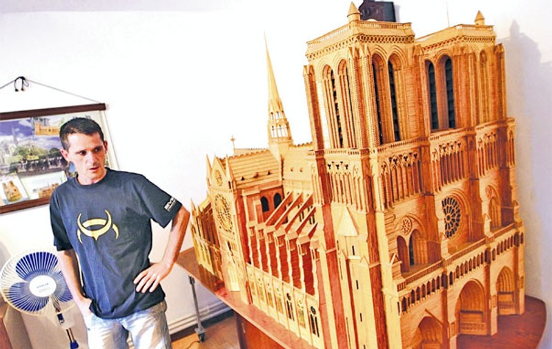 Un tânăr din Lugoj a construit Catedrala Notre Dame din 250.000 de beţe de chibrit