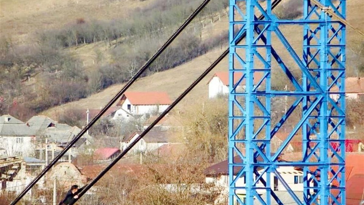 Un tânăr s-a urcat pe cablurile unui pod din Dej