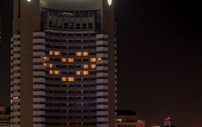 Mesaje de susținere pentru cei care sunt în prima linie a luptei cu pandemia, pe două dintre cele mai cunoscute hoteluri din Capitală