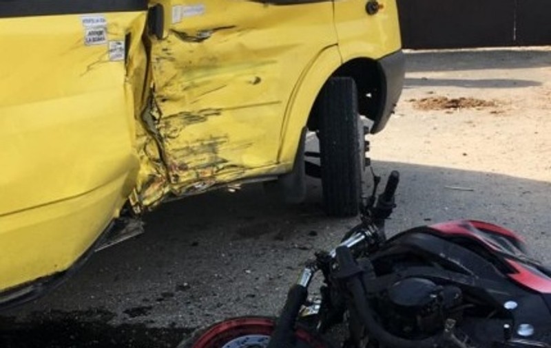 Accident grav în Constanța. Un motociclist s-a lovit violent de un microbuz de transport persoane