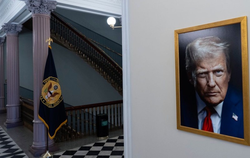 Noul portret oficial al lui Donald Trump, publicat de Casa Albă, nu e chiar nou: doar au schimbat fundalul cu unul mai sumbru