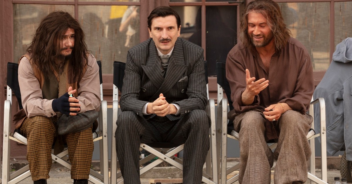 Vlad Drăgulin (stânga), Liviu Pintileasa (mijloc) și Mihai Bendeac (dreapta) la filmările „Căsătoria”