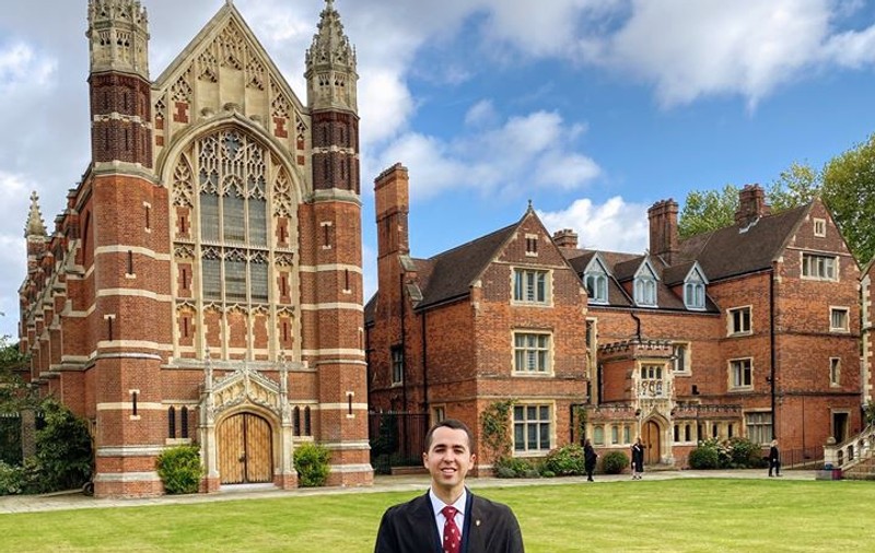 Povestea celui mai bun student român din Anglia. Studiază inteligența artificială la Cambridge, face masterul și vrea și doctoratul