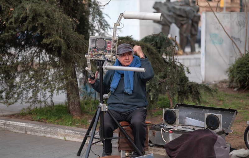 Povestea fizicianului-folkist care a vândut mii de CD-uri cu muzică cântată la teremin: „Primul sunet de fierăstrău l-a auzit pe la nouă ani”