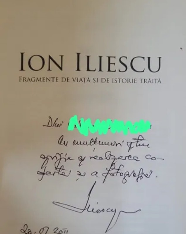 Cu cât se vinde o carte cu autograful lui Ion Iliescu. Prețul e destul de ridicat