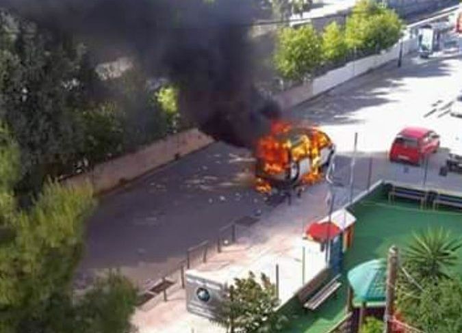 Duba incendiată de fanii de la AEK Atena în care se aflau rivalii