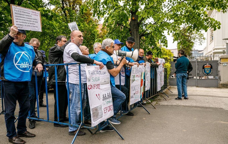 OPINIE | România - o ţară de doar doi lei. România, ţara muncii ieftine. Vasile Ernu, despre greva muncitorilor de la Electrolux Satu Mare