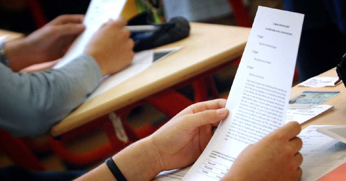 Un elev tine in mana subiectele de la un examen