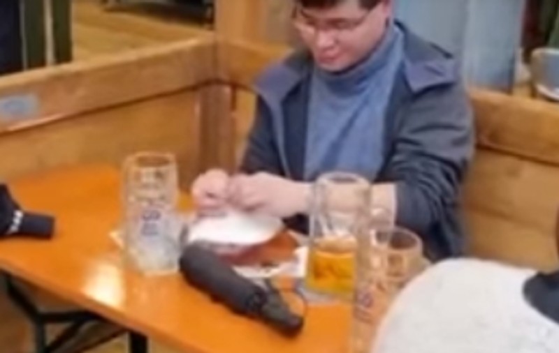 Un bărbat a plecat cu berea în pungă de la Oktoberfest din München: „A vrut să fie sigur că are și pentru acasă!”