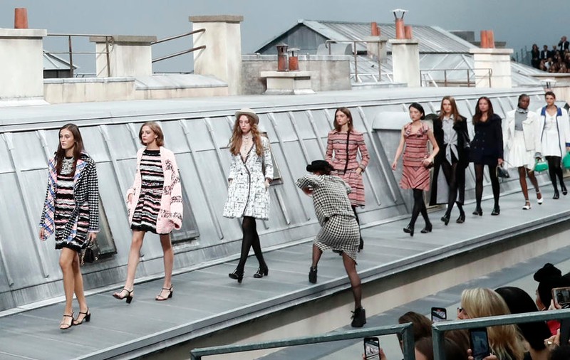 Incident la Săptămâna Modei de la Paris. O spectatoare a urcat pe podium în timpul defilării Chanel. Reacția modelului Gigi Hadid