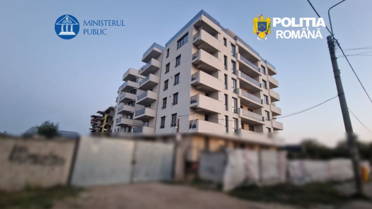 Blocul din complexul imobiliar fictiv aflat în Sectorul 5 din București, cu garduri de beton împrejur și cerul pe fundal