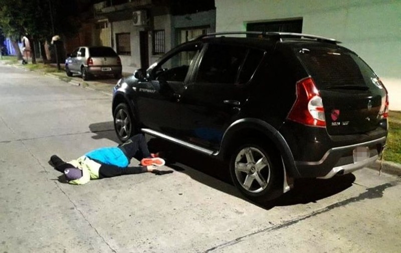 A atacat un taximetrist și a sfârșit tragic. Șoferul, jandarm în viața de zi cu zi, l-a împușcat mortal