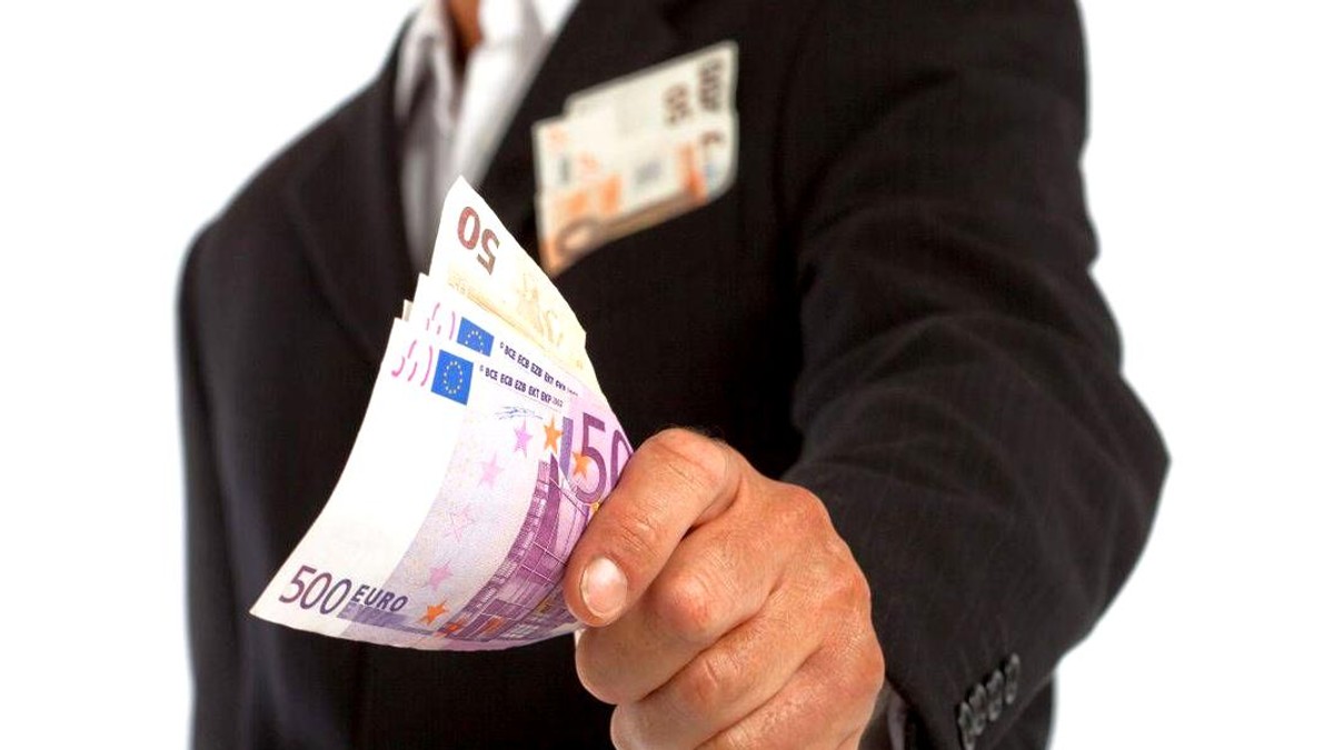 Fondurile de pensii de la Pilonul II vor să se retragă din România. Bărbat cu bani în mână