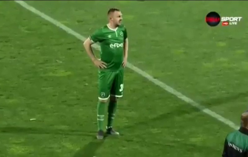 VIDEO / Cosmin Moți, fotbalistul cu burtă din naționala României, a produs incidente la Sofia