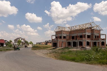 Case cu două și trei etaje domină orizontul în Bărbulești