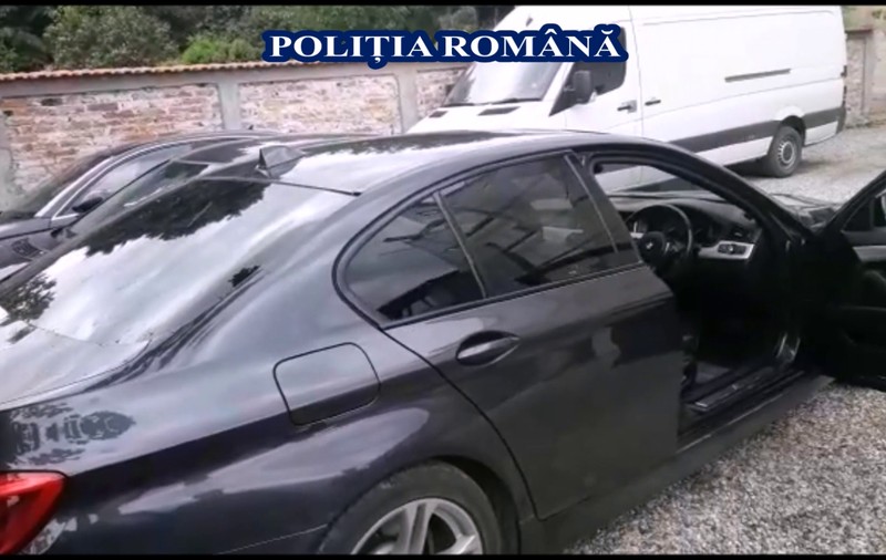 Au rămas fără trei autoturisme de lux în valoare de 47.000 de lire sterline. Mașinile, aduse din Anglia, fuseseră înmatriculate în România cu acte false