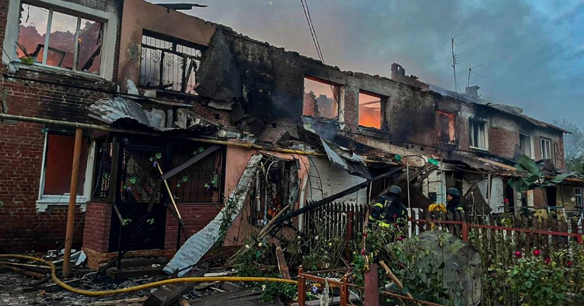 Imagini cu ruinele unei case, cu geamuri sparte, incendiu inauntru, fum, dimineata, după un atac rusesc cu drone în Sumî, Ucraina, 30 septembrie 2025