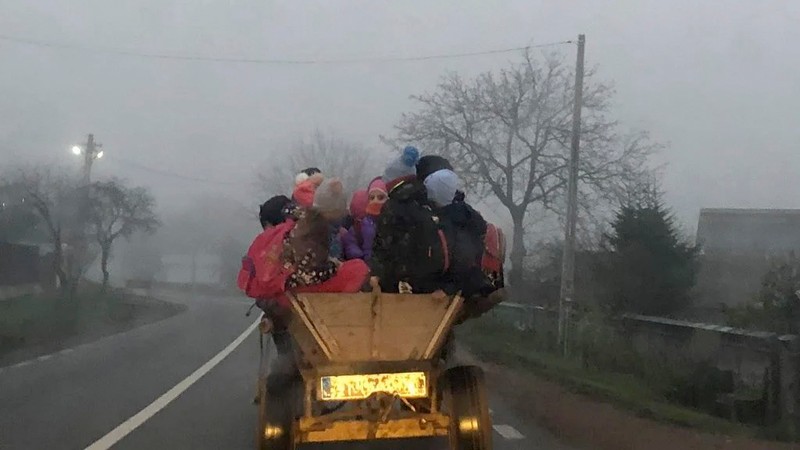 Copiii duși la școală cu căruța într-o comună din Bacău. Foto Facebook – Florina Fabian