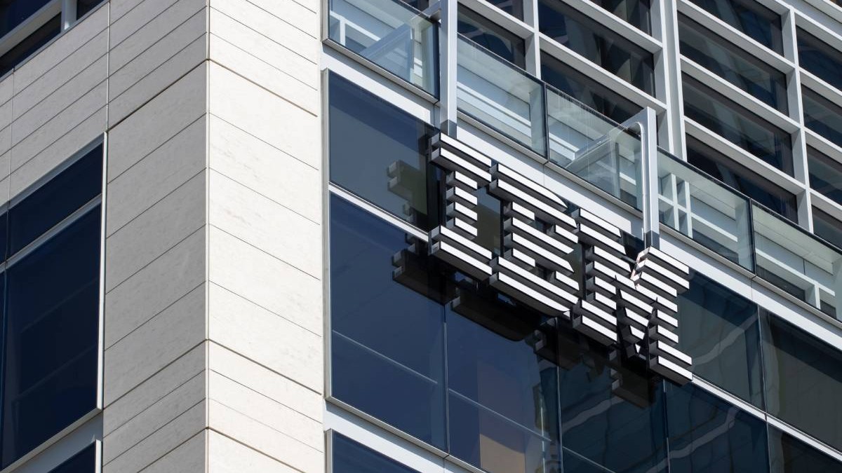 GiaUnul dintre sediile gigantului IT IBM, clădirea este modernă, iar logoul format din cele trei litere este amplasat pe fațada din sticlă